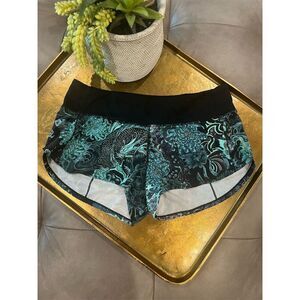 Lululemon 2.5in Speed Up shorts size 6